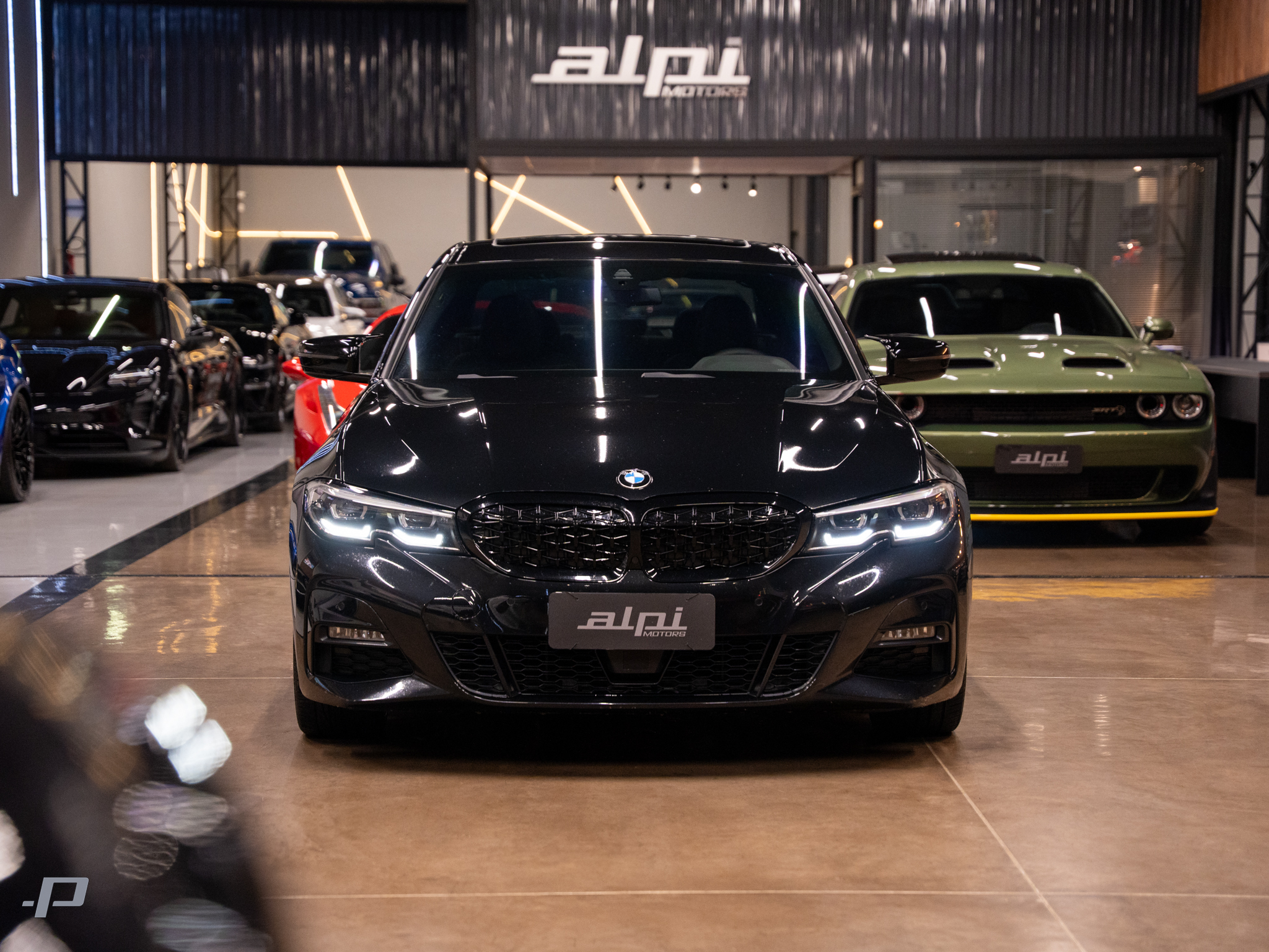320i-02
